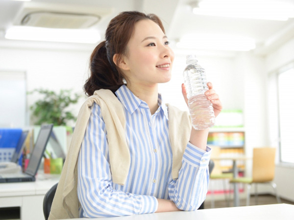 働く女性の仕事中の水分摂取量は 飲み方に4つのパターンあり Living