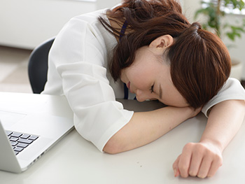 昼休みに仮眠をとる？みんなの仕事中の息抜き法をリサーチ！